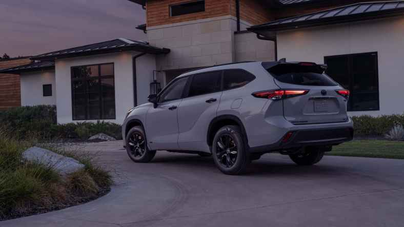 1695997663_471_Toyota-представила-оновлений-кросовер-Highlander-та-новий-стайлінг-пакет-Nightshade